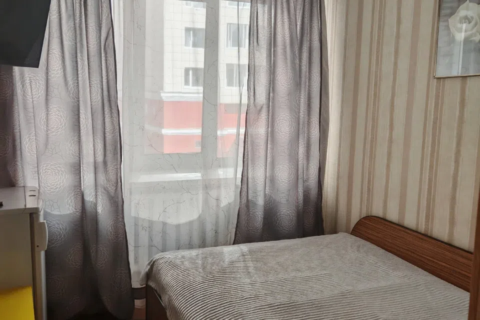 ЗЕРКАЛЬНАЯ КОМНАТА. ТРИ СТЕНЫ И ПОТОЛОК НАД КРОВАТЬЮ...