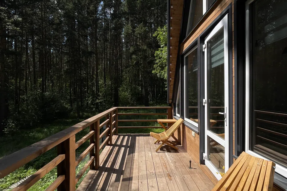 Уютный дом в стиле A-frame в лесу