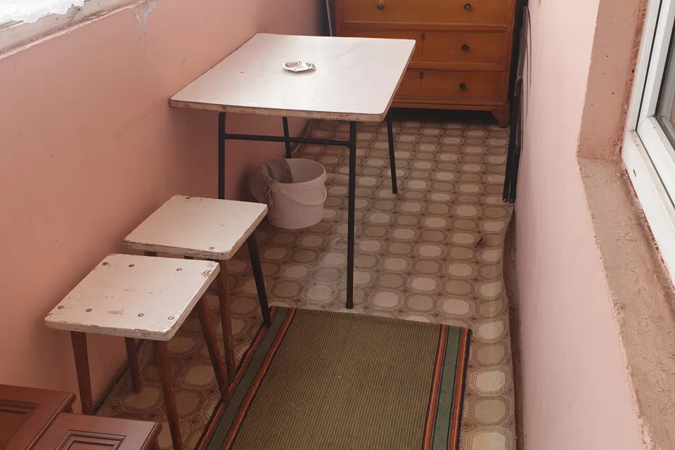 Уютная квартира с видом на остановку и проспект.
