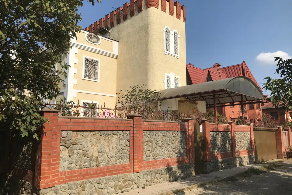 Дом на Таганрогской рядом с парком Галицкого.