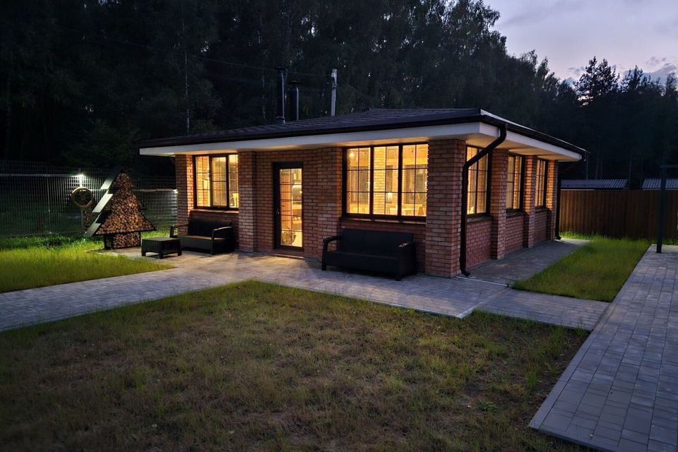 Уютный дом с панорамными окнами