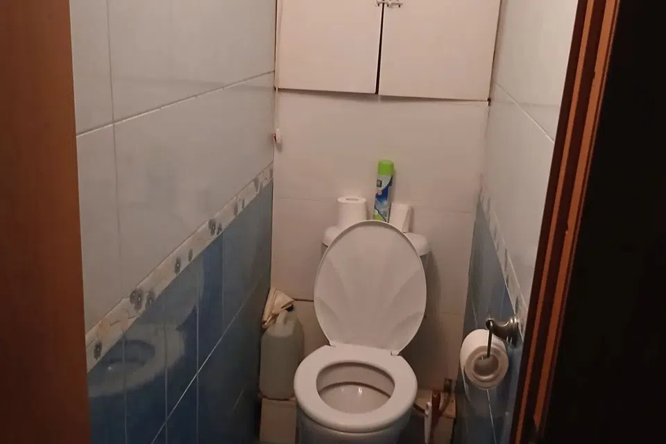 Слается, уютная комната.