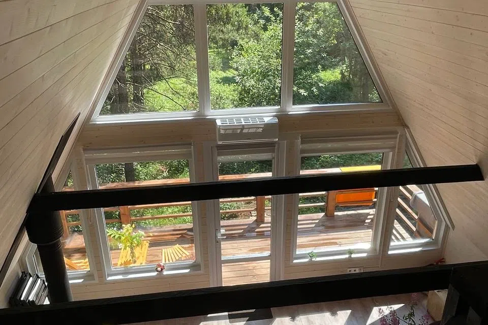 Уютный дом в стиле A-frame в лесу