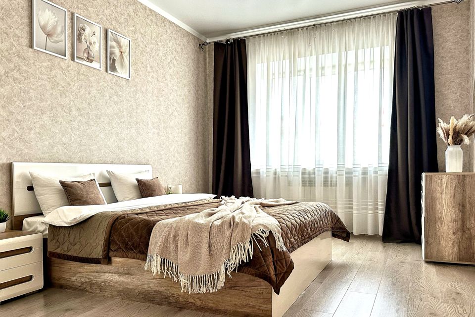 Уютный уголок возле парка с видом на Эльбрус 