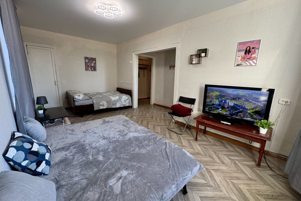 1-я линия набережной Самары, напротив река Волга в окно. 