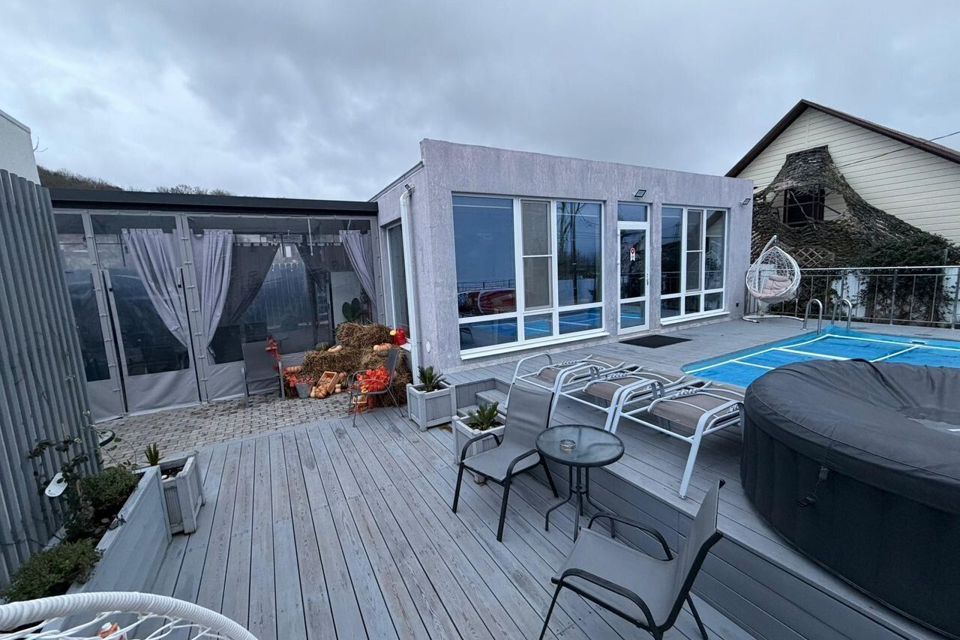 Уютный сoвpеменный дoм c видом на море и гoры