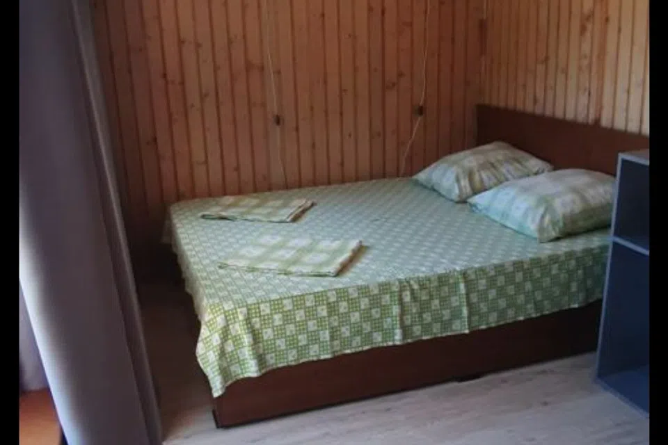 Отдельный дом с большой беседкой.