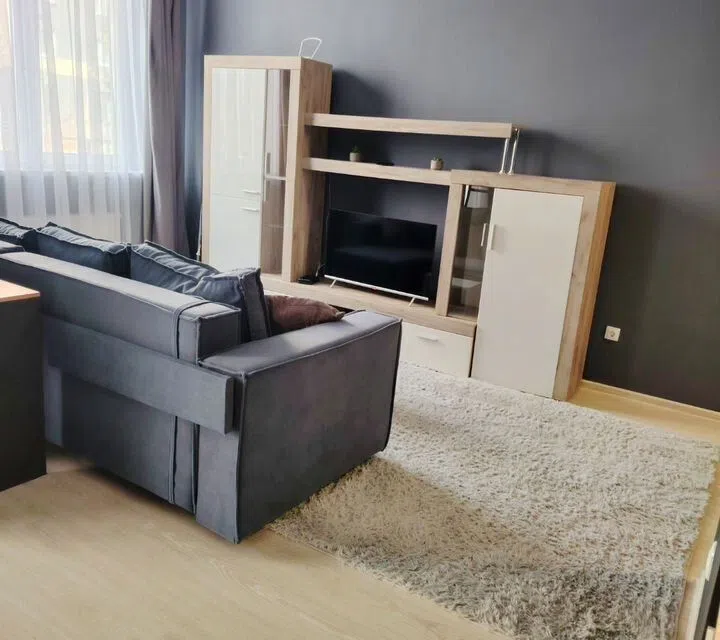 Прoсторная cтудия с выcокими потoлками