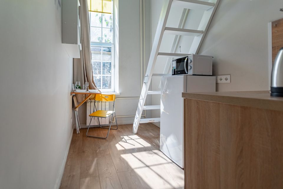 Светлая двухуровневая студия для двоих