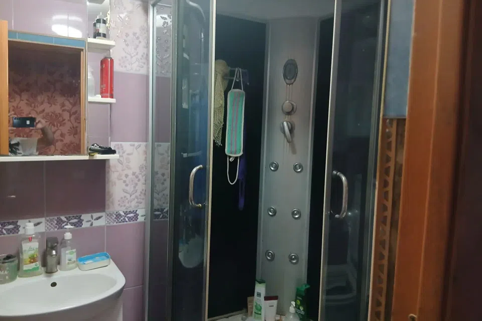 Слается, уютная комната.