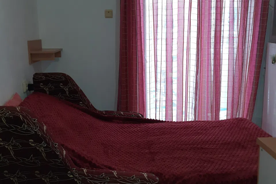 Студия на причале с видом на яхты и чаек