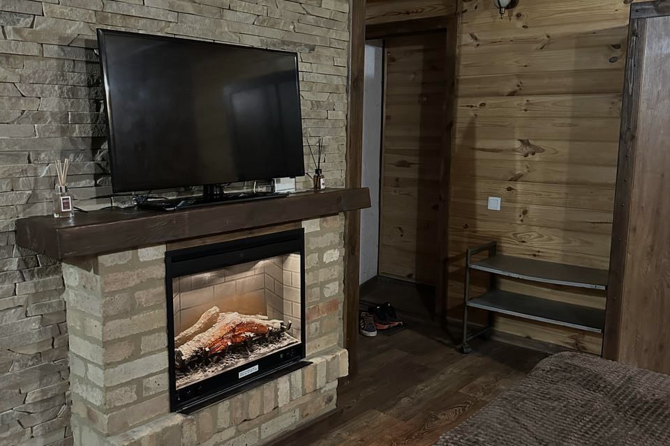 Студия в тёплом деревянном стиле