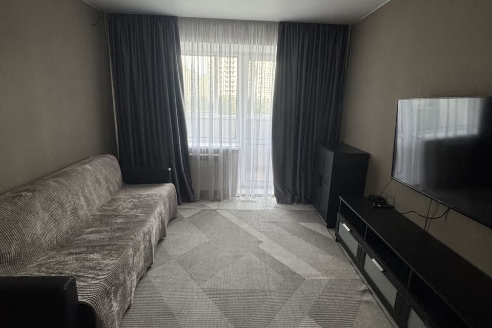 Уютная квартира с большой кухней возле метро