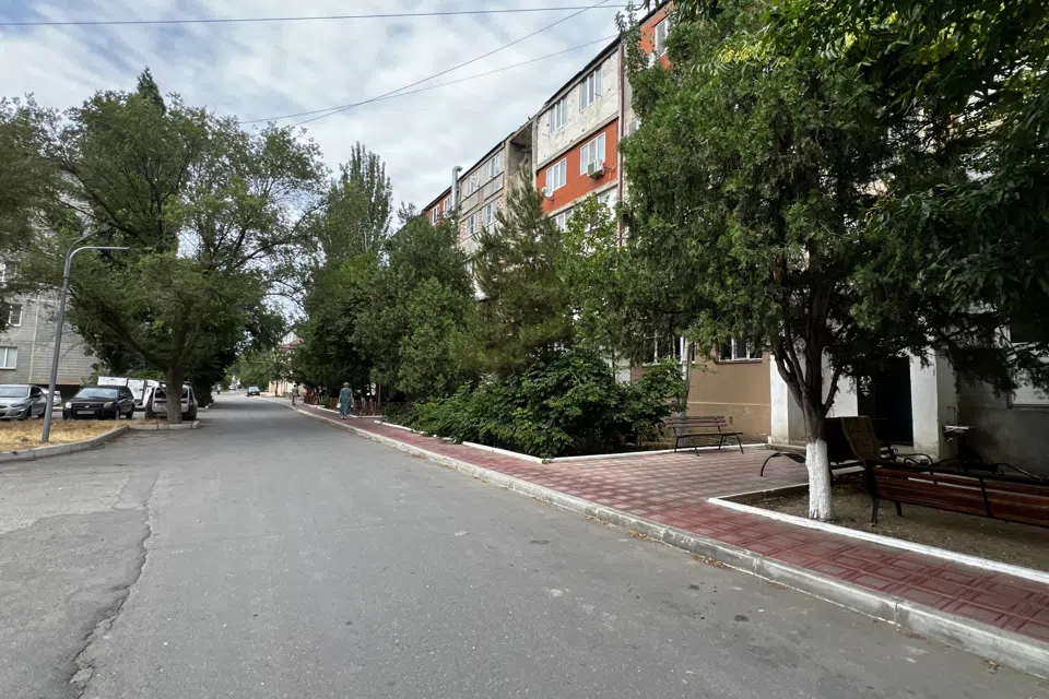 Уютная квартира с аллеей за домом.