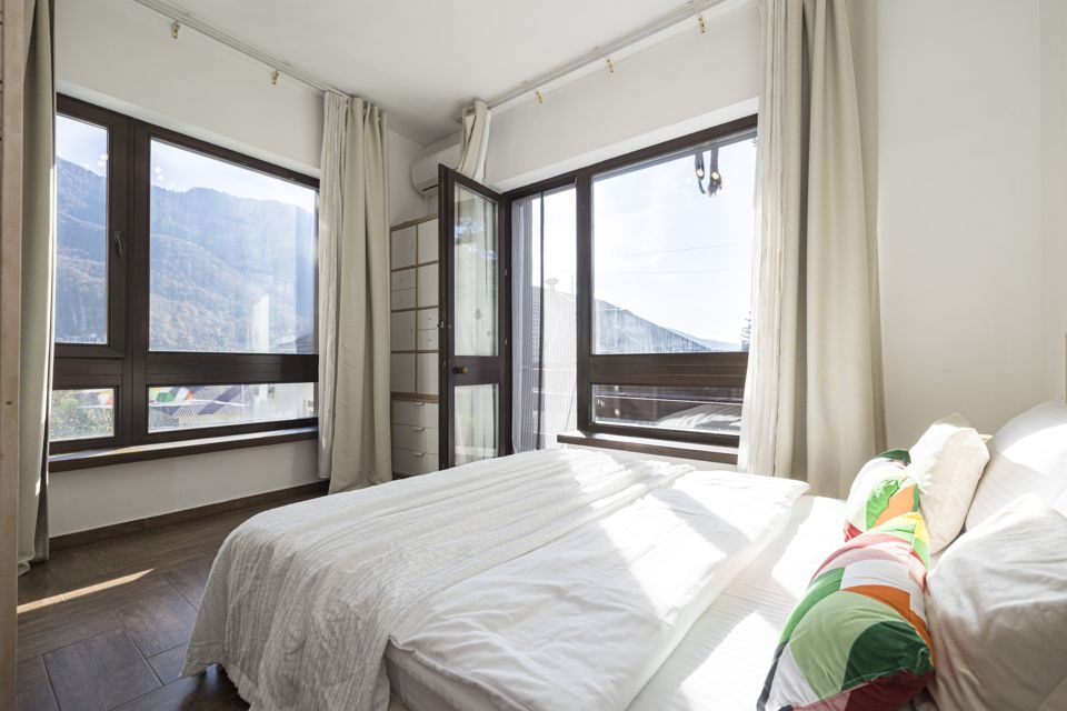 Видовая изолированная спальня с балконом