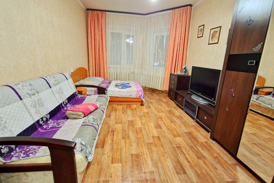 Однокомнатная квартира с видом на озеро и площадь