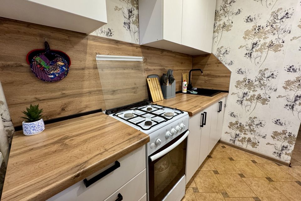 В 3 минутах от больницы Середавина напротив большой лесопарк