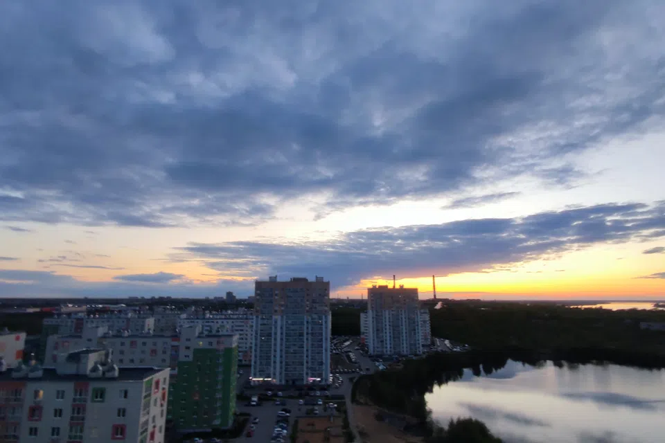 На закате Квартира на берегу озера с видом на пляж.