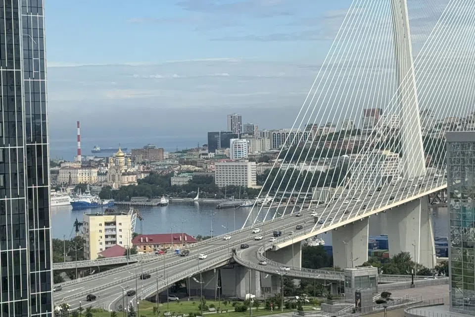Высокий этаж, умный дом и мост в окне, гламурная студия