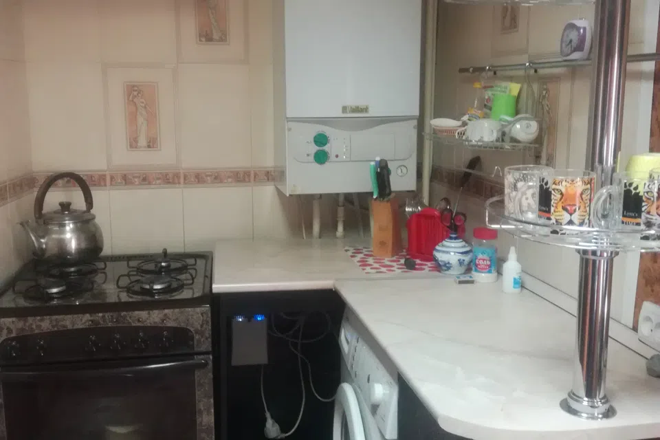 Домик у моря возле набережной.