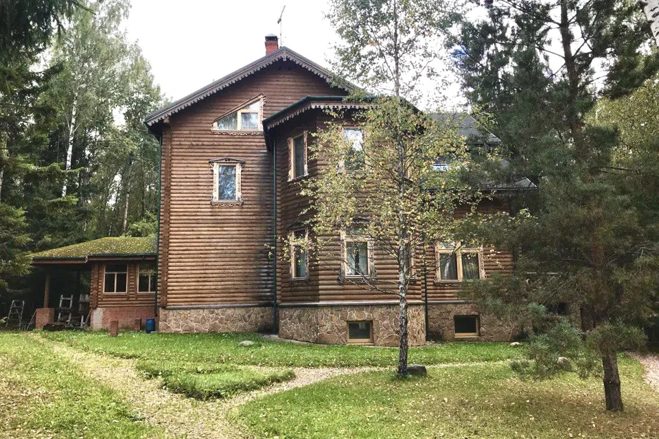 Сказочный домик в лесу