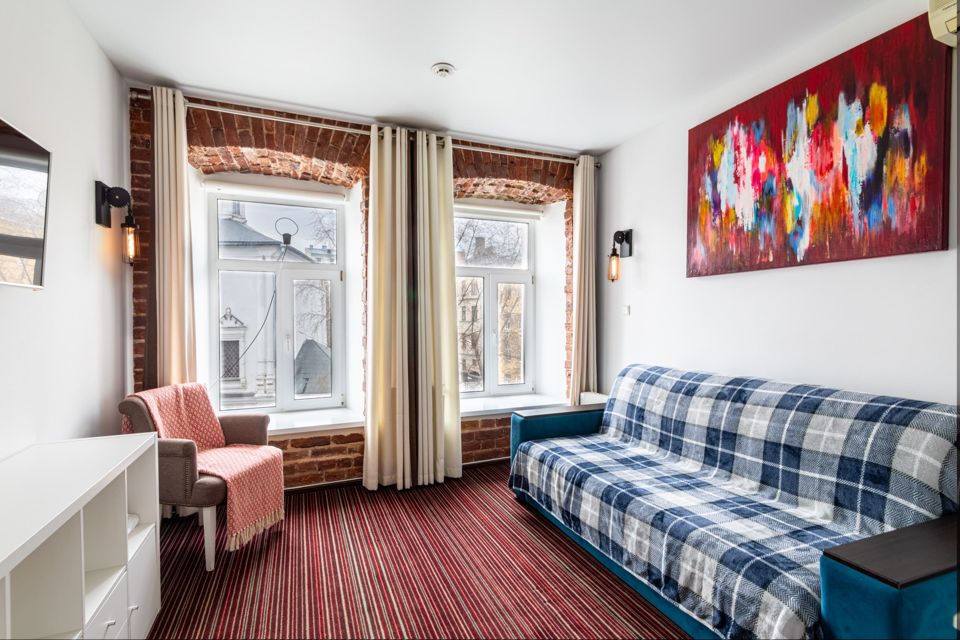 Студия в сердце Москвы с дизайнерскими кирпичными стенами 