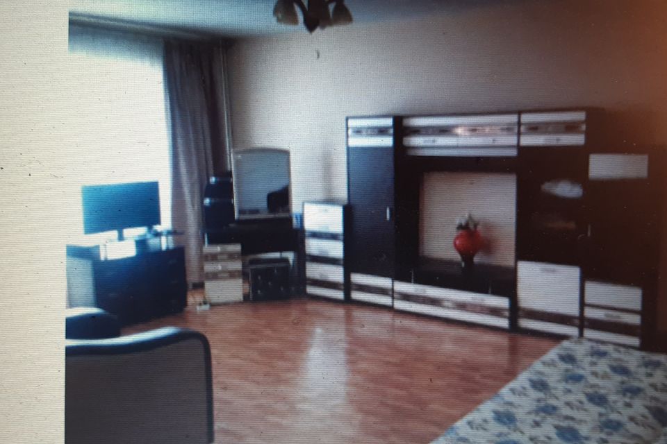 Центр Октябрьского района, очень удобное расположение.