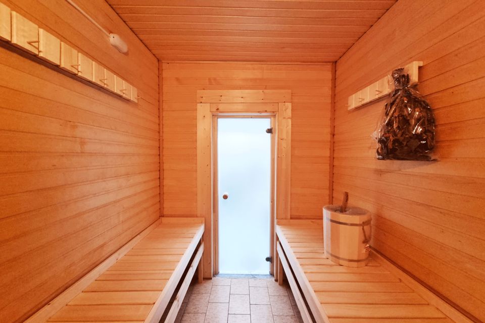 Большой двухэтажный коттедж в стиле ампир с баней бассейном