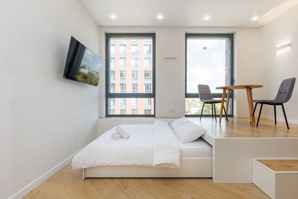 Светлая студия с панорамными окнами 