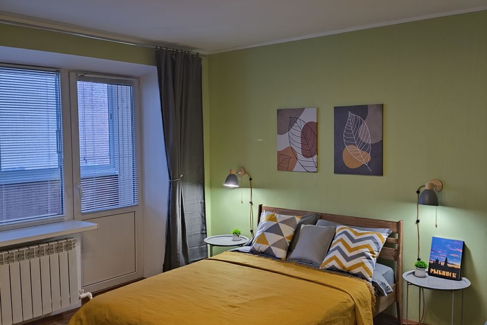 Кирпичная новостройка с балконом в центре у Волги. 