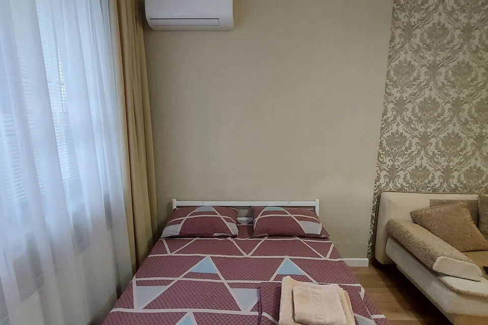 Напротив Кремля, возле пляжа, 5 мин до метро.