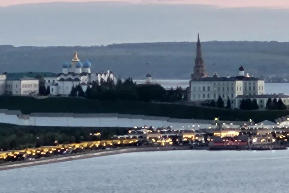 Евродвушка с видом на реку и Кремль 