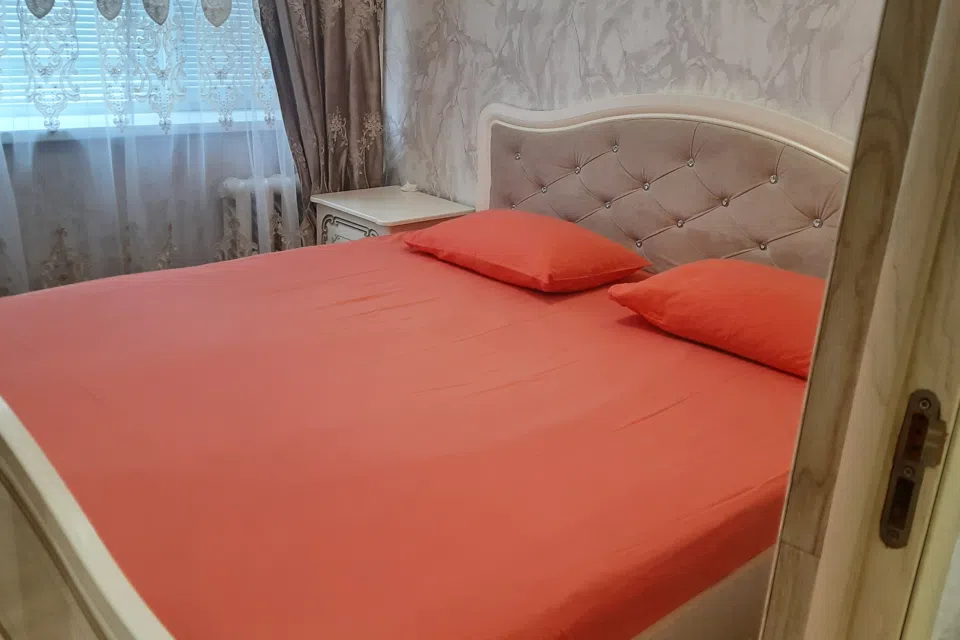 Сдаётся уютная  двухкомнатная квартира в центре города.