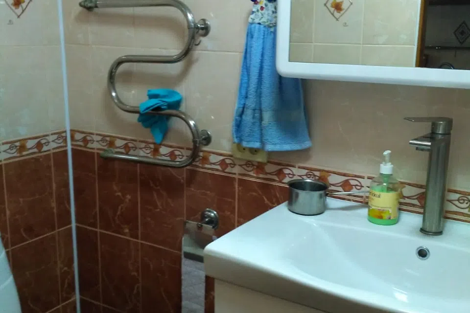 Уютный дом на берегу озера, с бассейном, недалеко от моря.