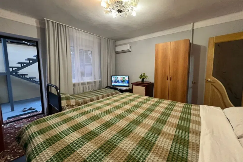 Квартира с кухней, двумя комнатами и террасой