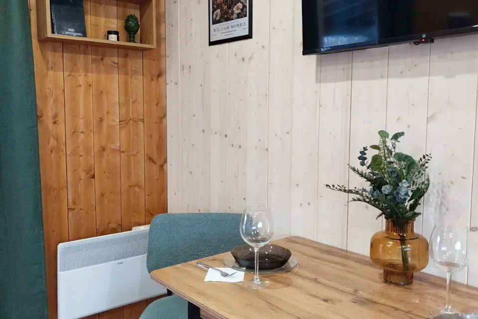 Загородный коттедж с панорамными окнами и терассой