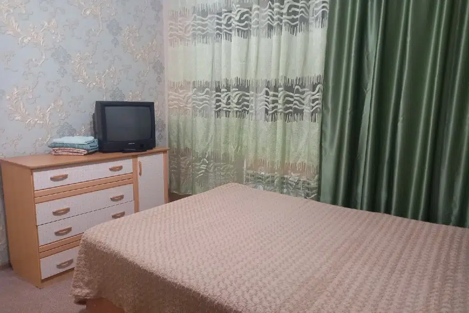 в новом микрорайоне Юг, в 10минутахх от аэропорта.
