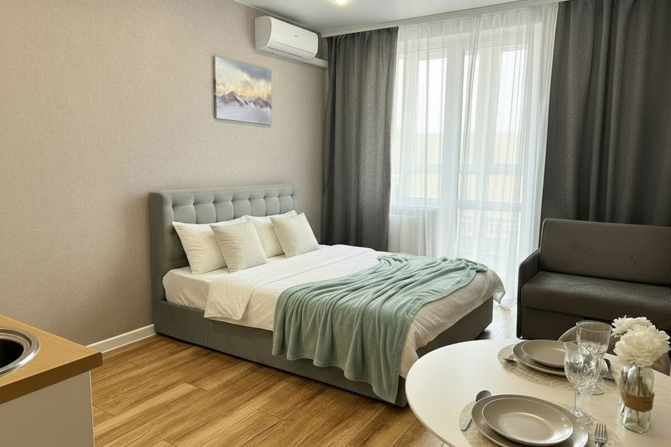 Студия с видом на лес и море