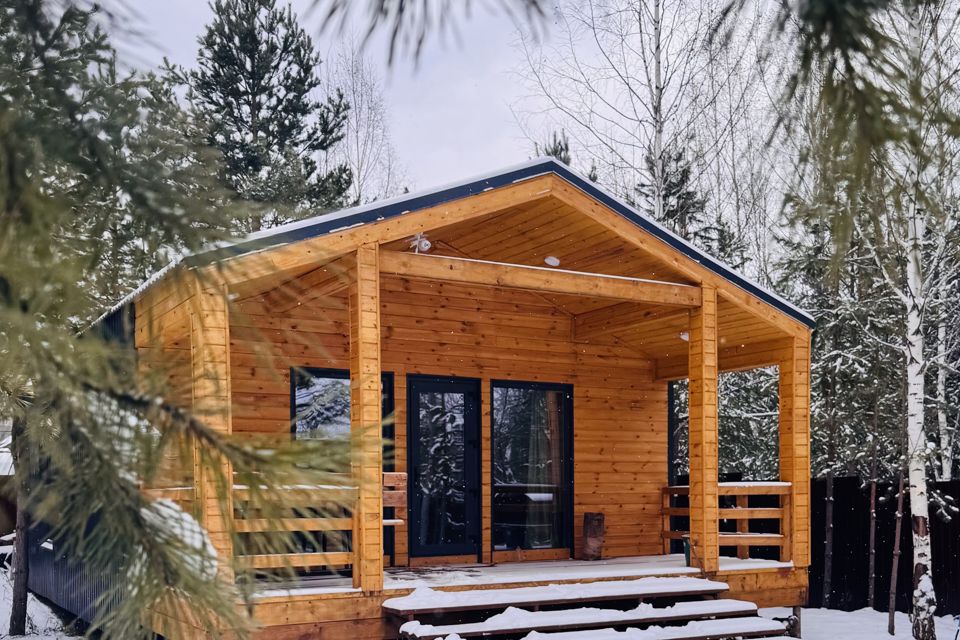 Осиновый дом в лесу у водохранилища