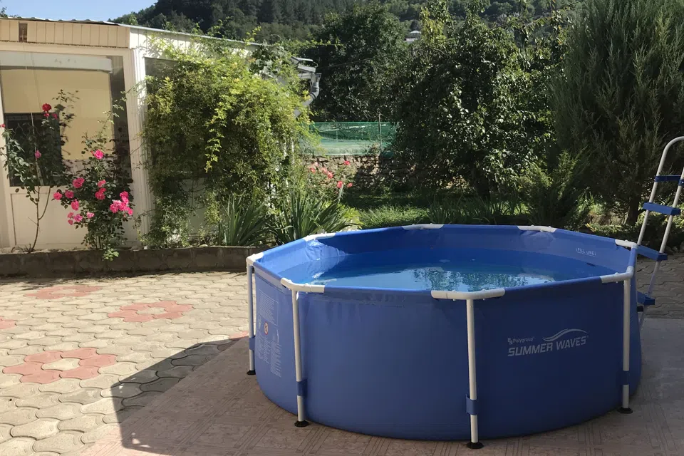 Уютный дом с беседкой недалеко от центра города