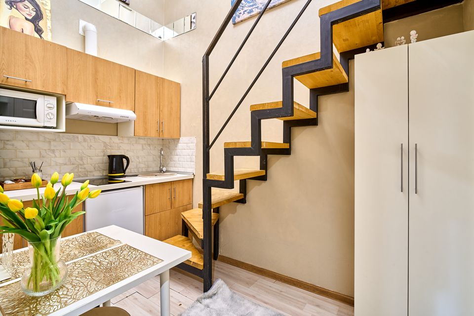 Уютная студия с лестницей