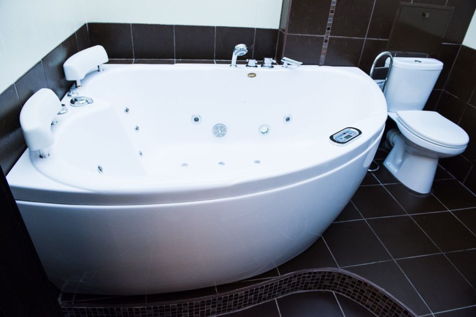 Студия с барной стойкой и джакузи