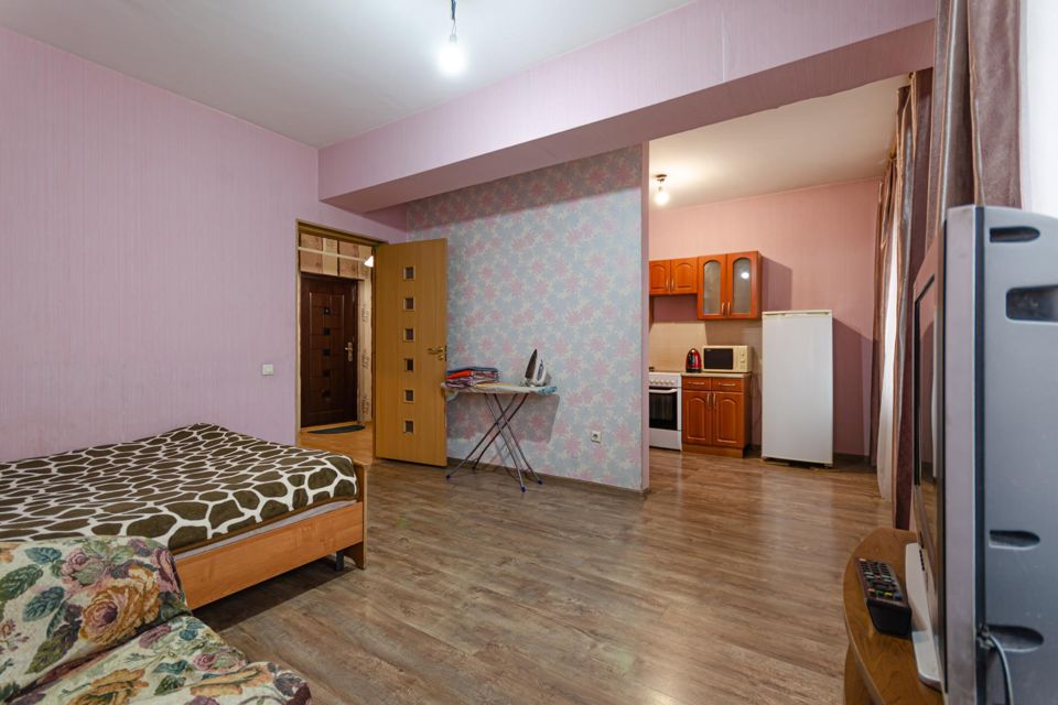 Центр Октябрьского района, очень удобное расположение.