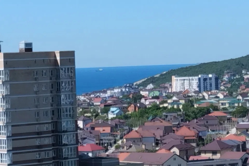 Уютная студия с видом на гору колдун и море.