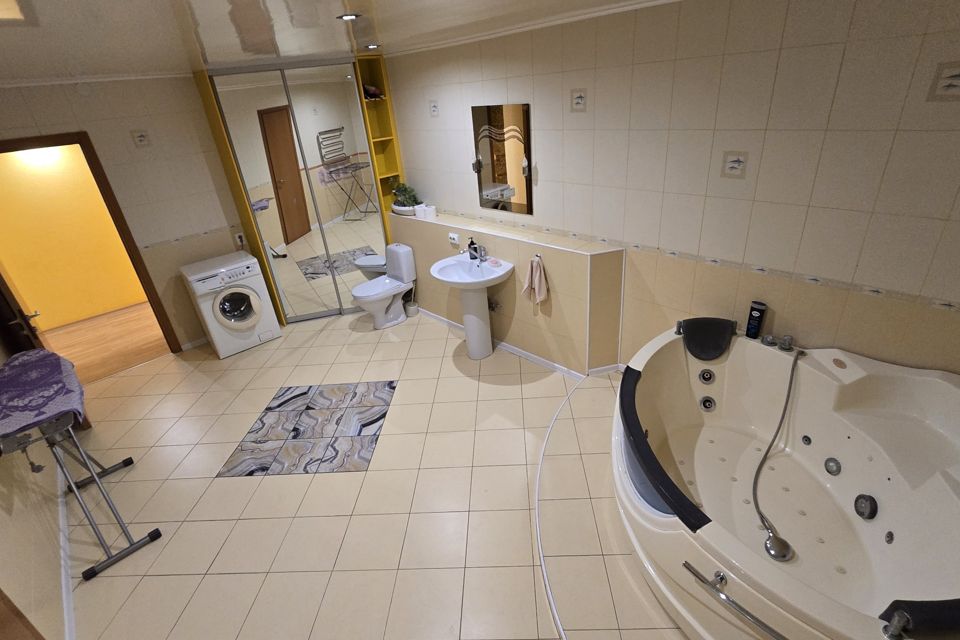 Большая и просторная квартира с кроватями и диваном