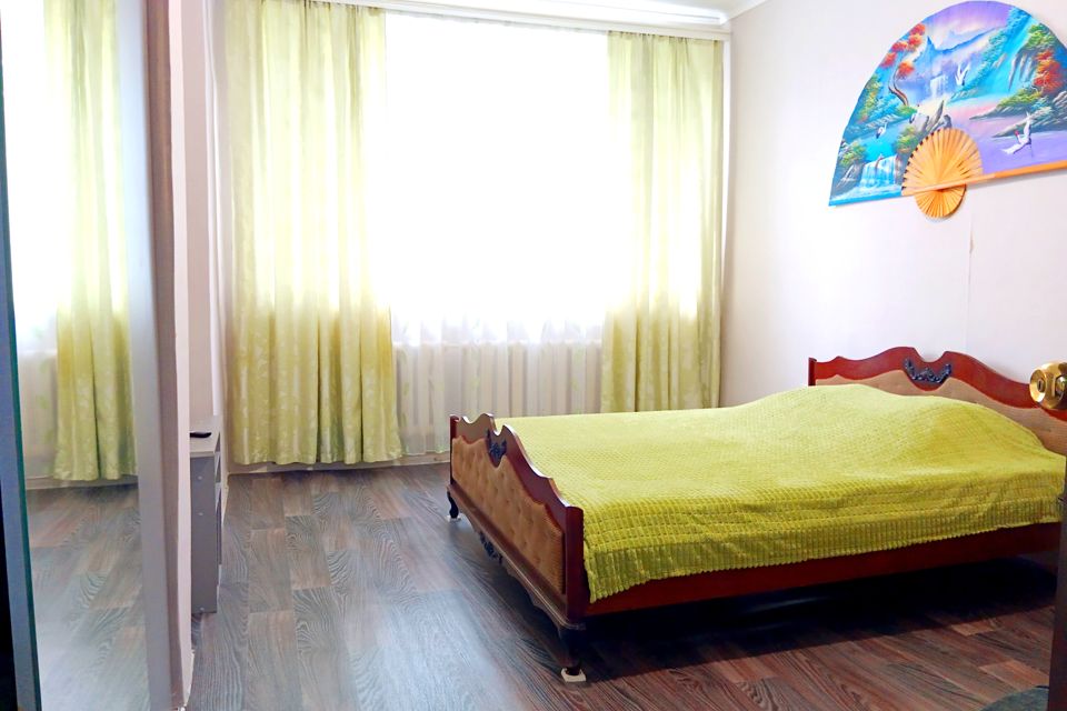 Большая просторная квартира с кухней 12 м.кв на 3 этаже 