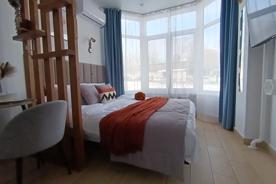 Комфортабельная студия в Сочи. Бонусы. Queen size кровать
