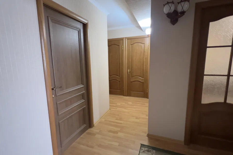 Уютная квартира с аллеей за домом.