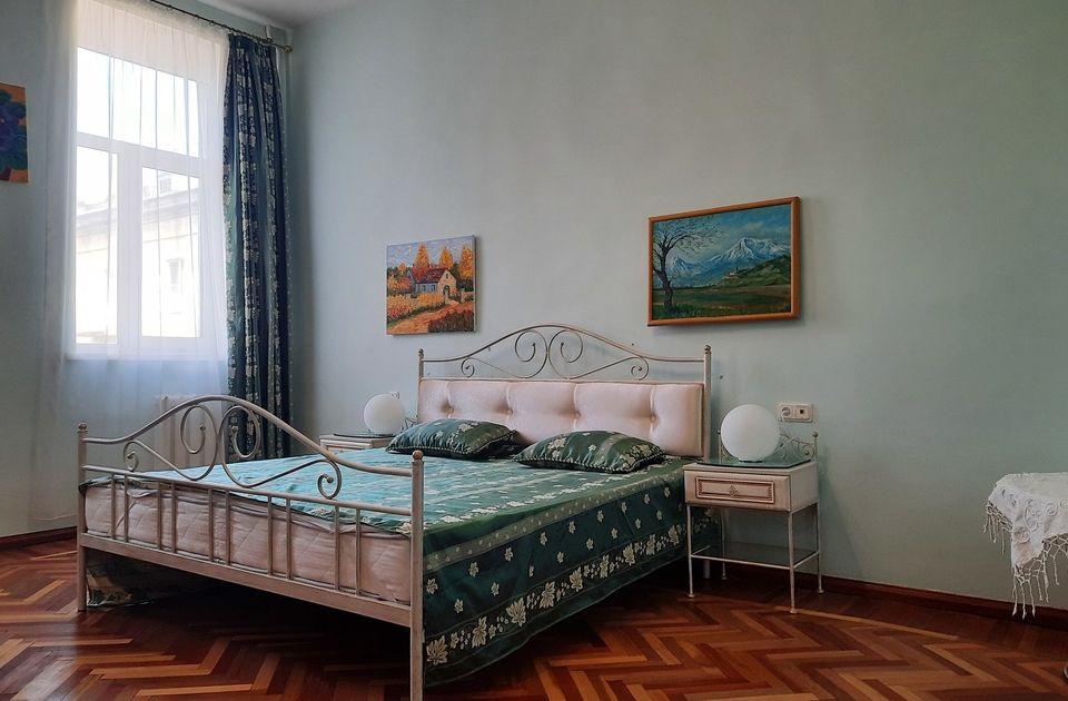 3-комнатная просторная квартира в центре в доме Штрауха.