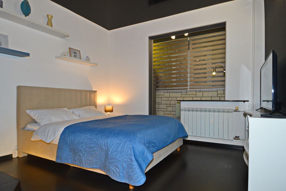 Уютная квартира для двоих в темных тонах с джакузи